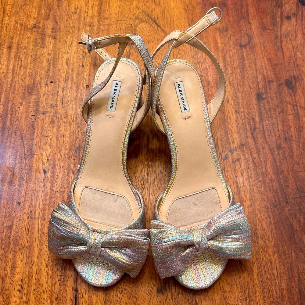 NWOT bow sparkle ankle strap and block heel sandals 9W